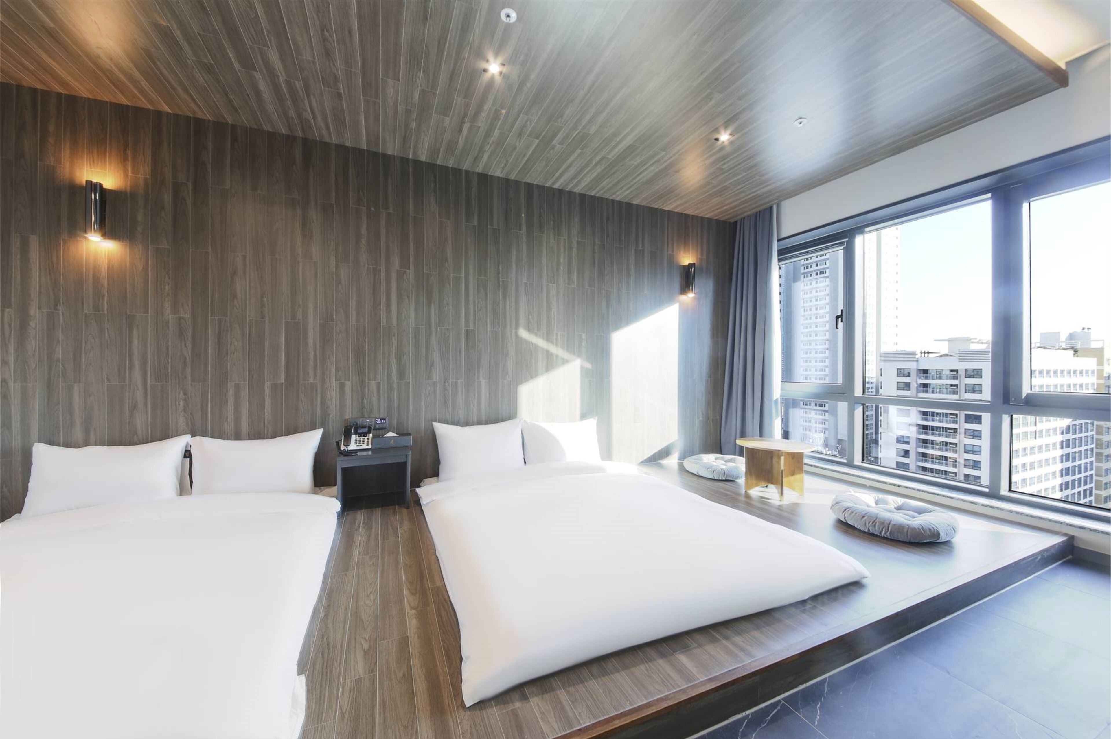 traditional studio suite | 1 bedroom, in-room safe, desk, blackout curtains