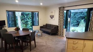 Classic Apartment | Living area - Gulf Harbour Guest House Apartment (Whangaparaoa)