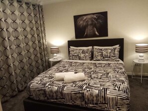 Apartamento clásico | 1 dormitorio y tabla de planchar con plancha