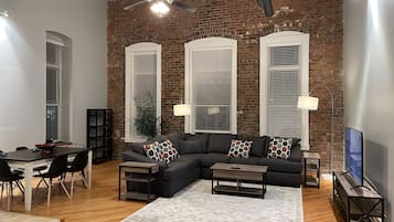 智能电视、DVD 播放器、书