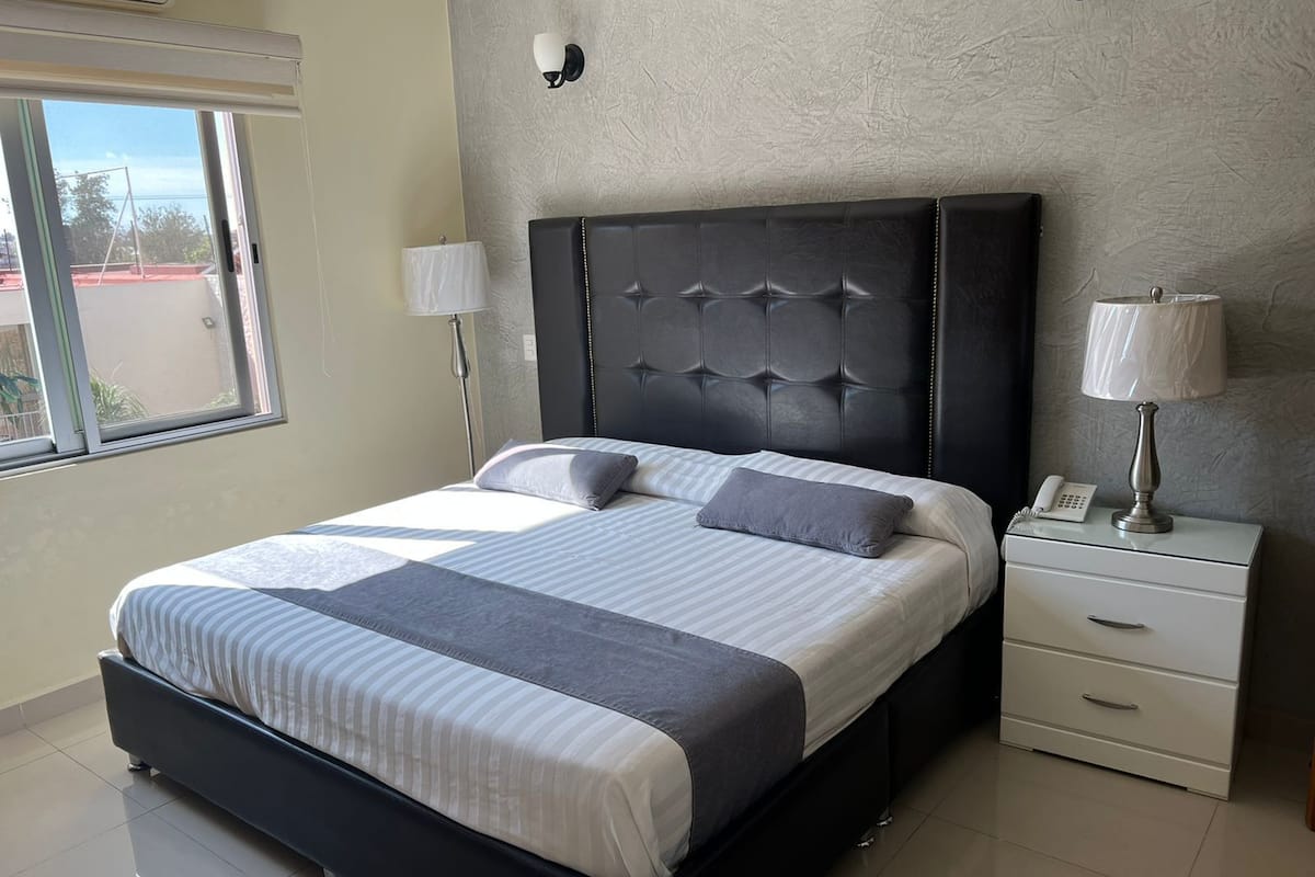 City Room, 1 King Bed | In-room safe, iron/ironing board, free WiFi, bed sheets