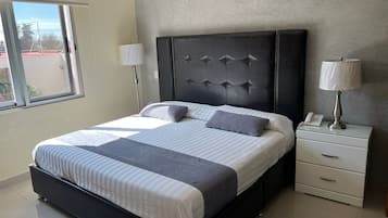 Quarto urbano, 1 cama King | Cofres nos quartos, ferros/tábuas de passar roupa, Wi-Fi de cortesia