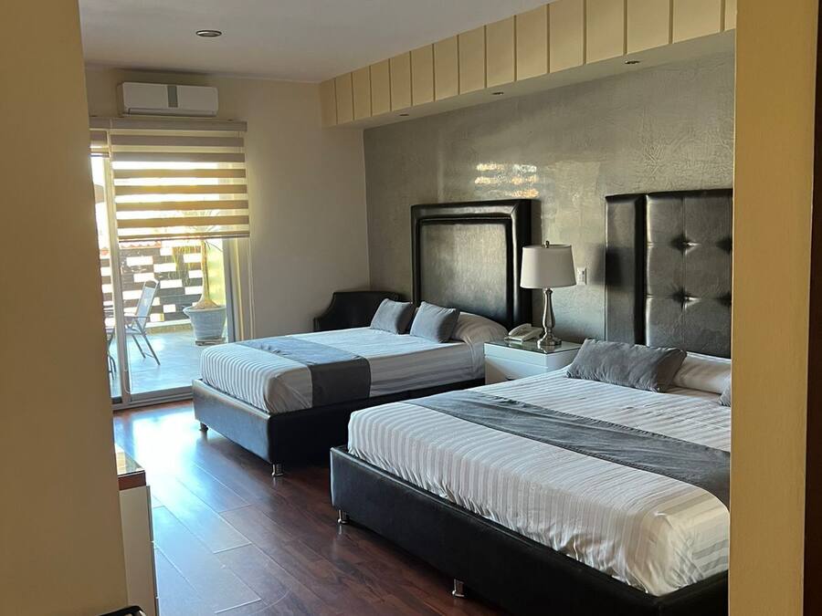 Chambre Ville, 2 lits doubles | Coffres-forts dans les chambres, fer et planche Ă repasser