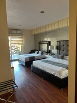 Quarto urbano, 2 camas de casal | Cofres nos quartos, ferros/tábuas de passar roupa, Wi-Fi de cortesia