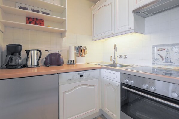 Unclassified image, 1 of 32, button