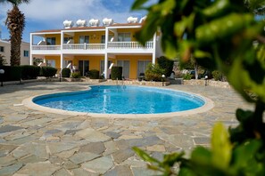 Outdoor pool - Peyia Fontana - Executive spacious 2-bedroom apartment with Hot Tub & sea views (Peyia, Paphos)