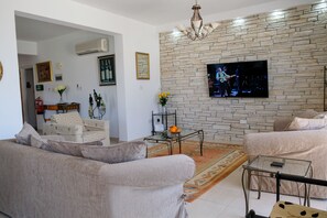 Smart TV, books, stereo, computer monitors - Peyia Fontana - Executive spacious 2-bedroom apartment with Hot Tub & sea views (Peyia, Paphos)