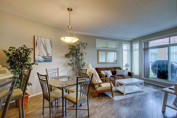 TV, table tennis, books - Garden level getaway at Discovery Bay (Kelowna)