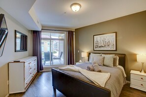 2 bedrooms, travel crib, free WiFi, bed sheets - Garden level getaway at Discovery Bay (Kelowna)