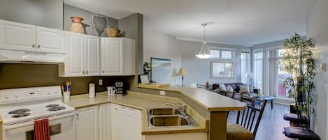 ثلاجة، فرن، غسالة أطباق، غلّاية كهربائية