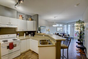 Fridge, oven, dishwasher, electric kettle - Garden level getaway at Discovery Bay (Kelowna)