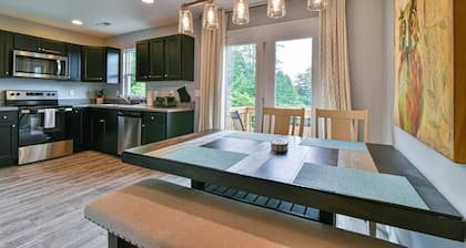 Chic Mtn Condo: Discover Asheville + more!