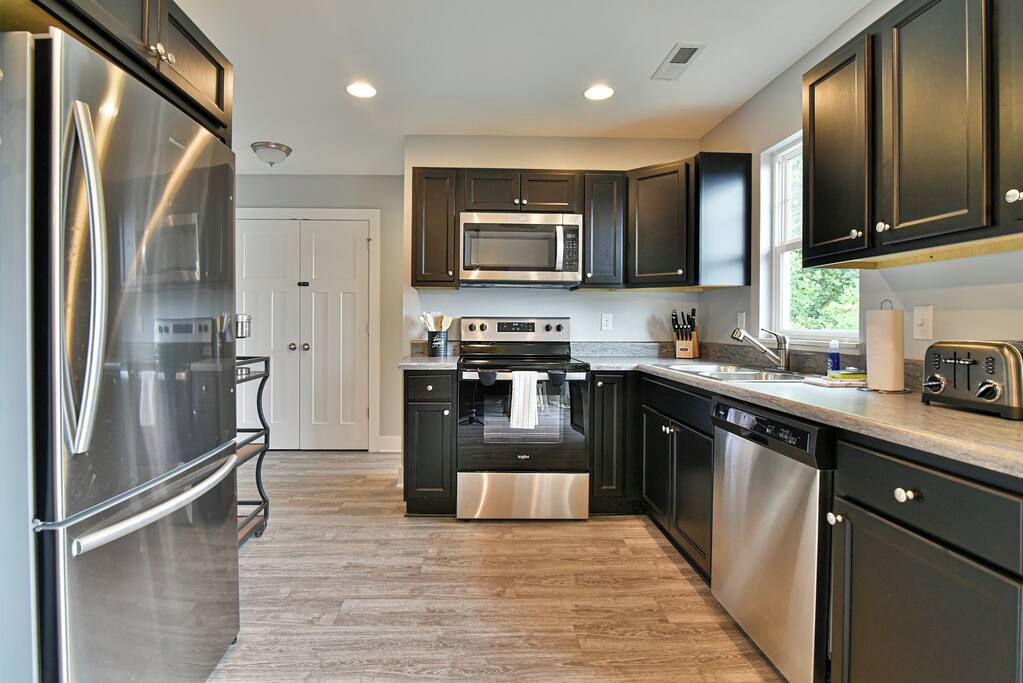 Coffee/tea maker, fridge, microwave, oven