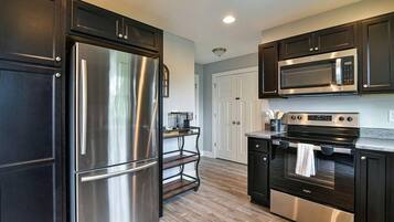 Coffee/tea maker, fridge, microwave, oven