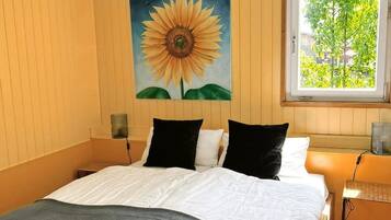 2 bedrooms, iron/ironing board, travel cot, free WiFi