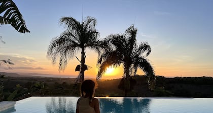 Villa Ana, 4 bdr, infinity pool with endless mountain & ocean views