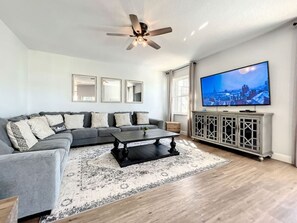 TV - Unbeatable Privacy! View home, 3 King Beds, 5/3 (Davenport)