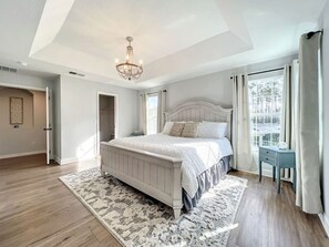 5 habitaciones, escritorio y tabla de planchar con plancha