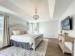 5 habitaciones, escritorio y tabla de planchar con plancha