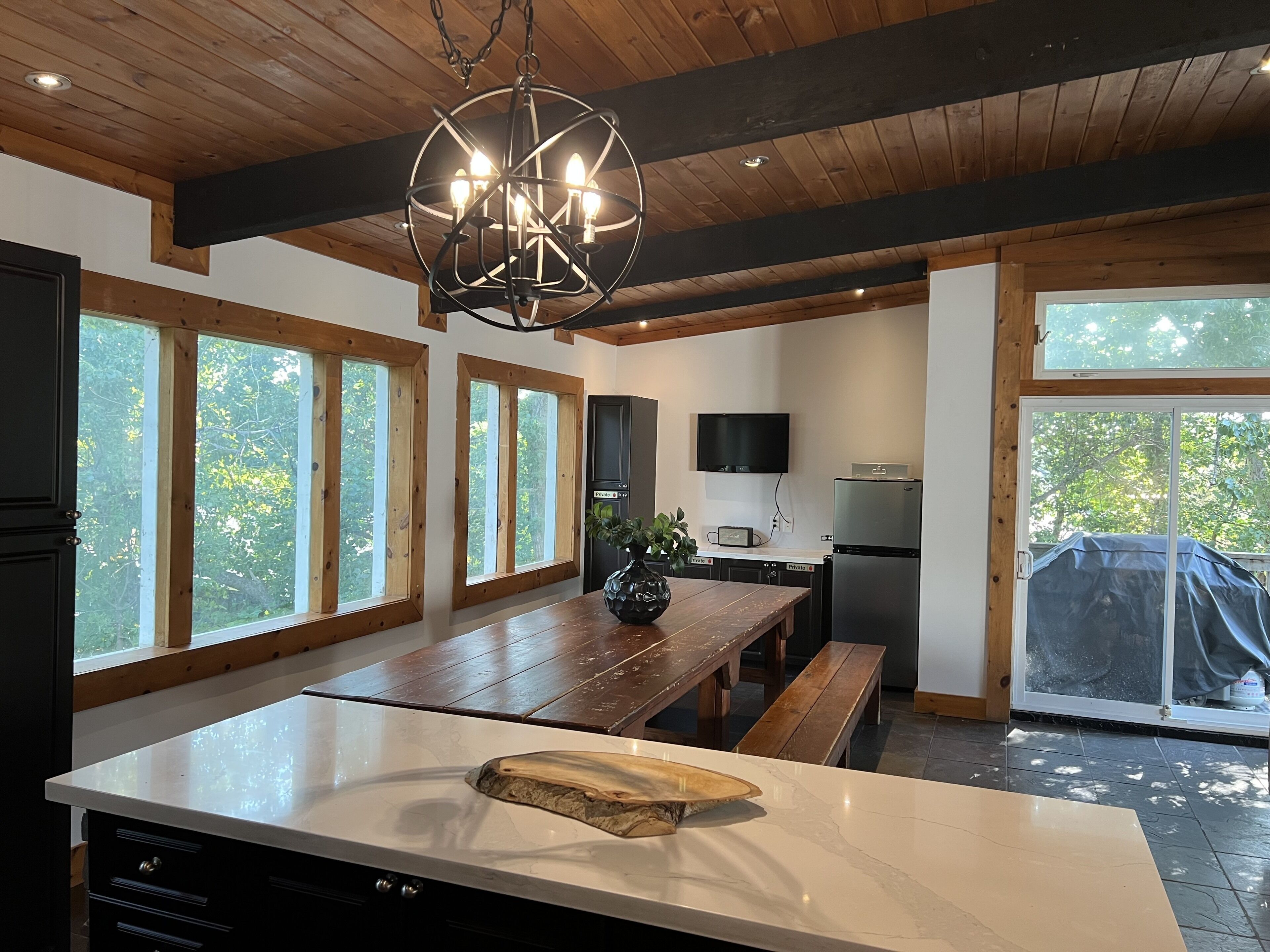 ⭐️Walking Distance to village with HOT TUB!⭐️