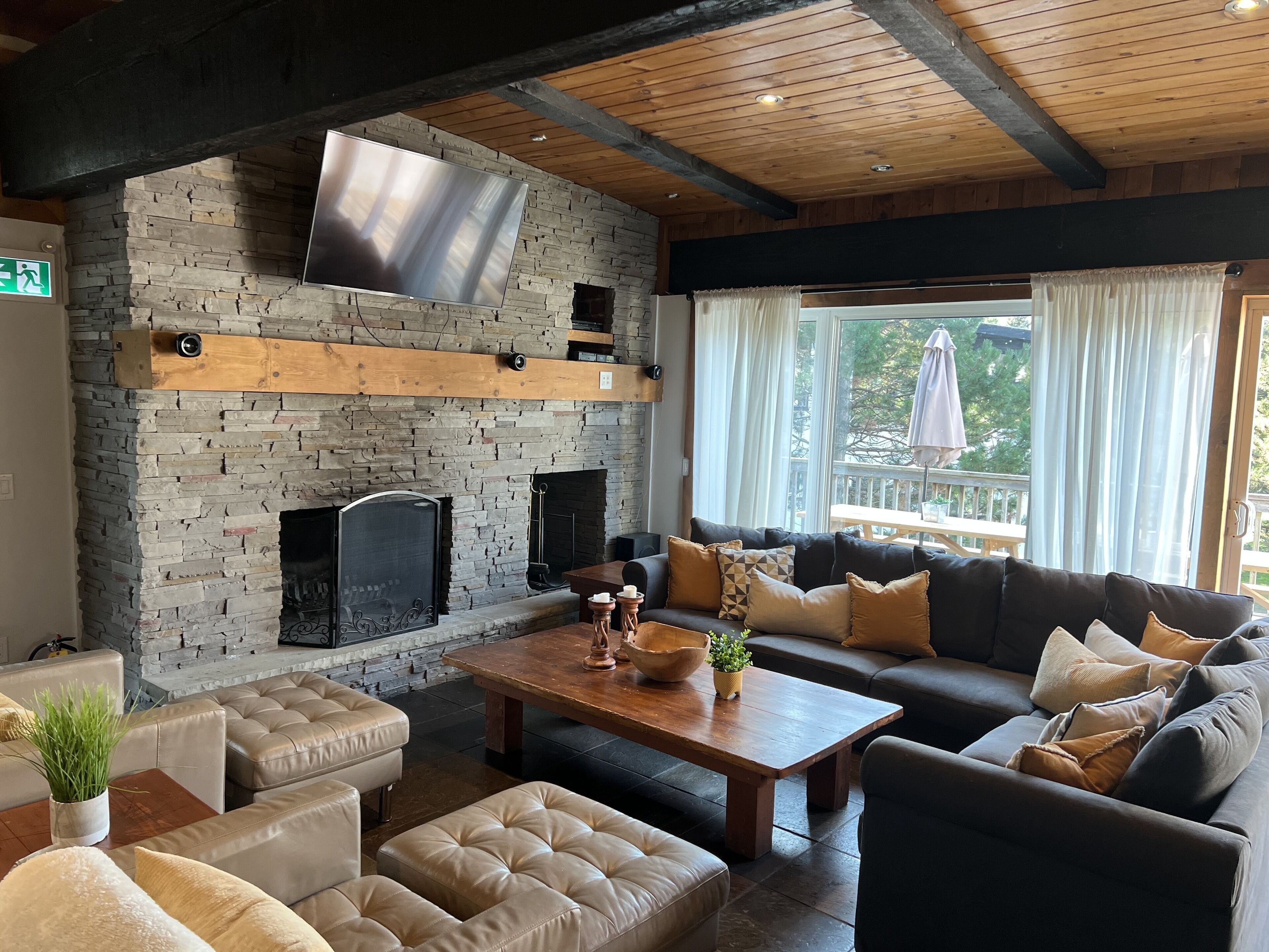 ⭐️Walking Distance to village with HOT TUB!⭐️