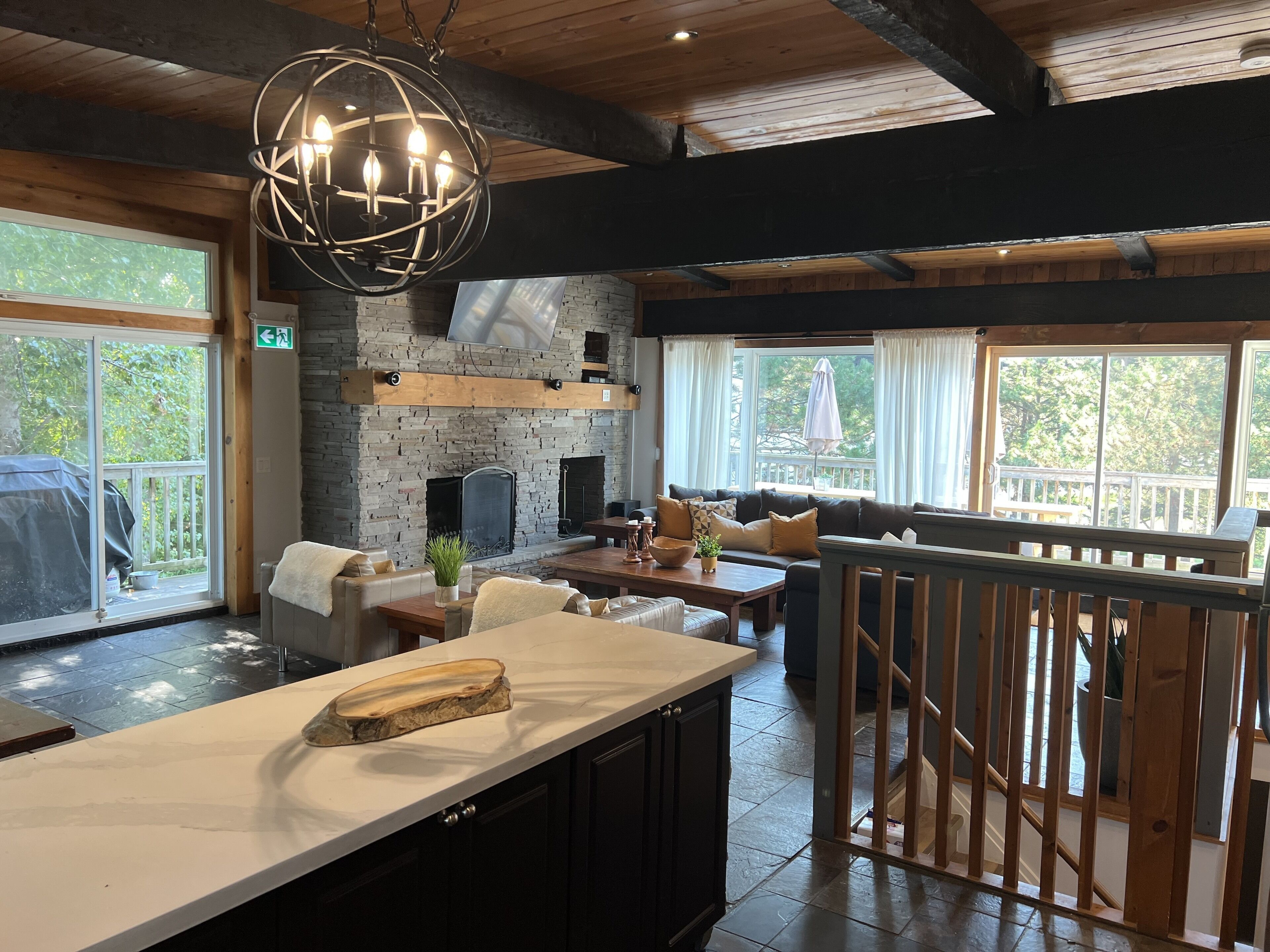 ⭐️Walking Distance to village with HOT TUB!⭐️