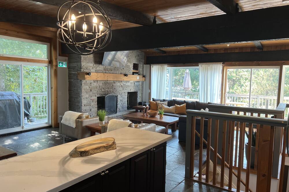 ⭐️Walking Distance to village with HOT TUB!⭐️