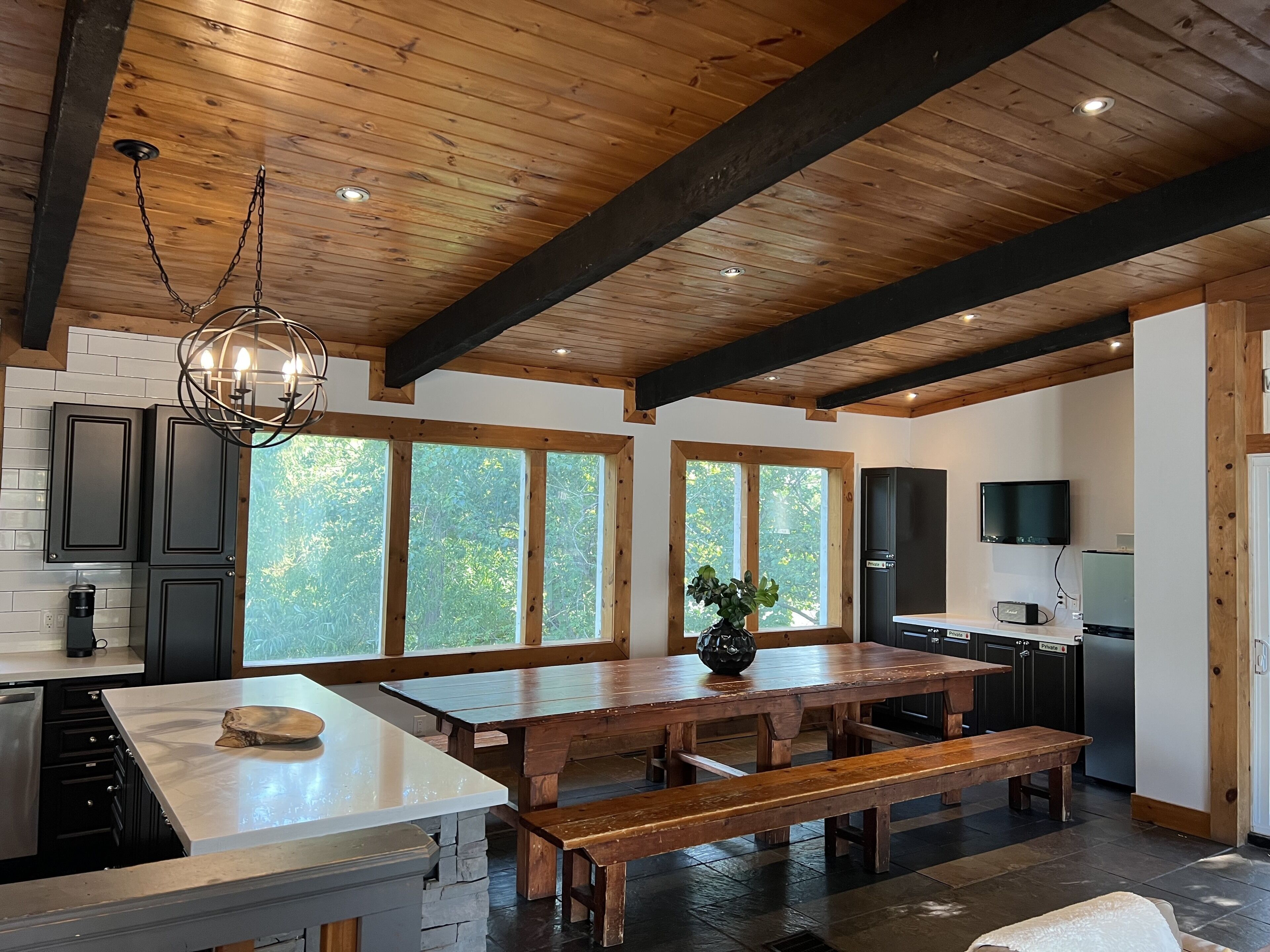 ⭐️Walking Distance to village with HOT TUB!⭐️