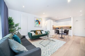 Smart TV - Stylish, Modern 2 Bed/2Bath next to Canary Wharf and City Airport!! (London)