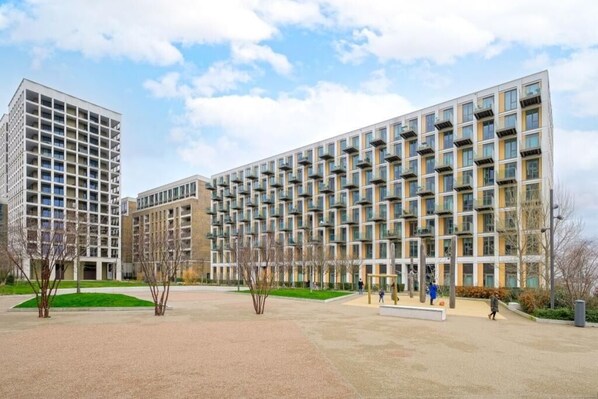 Exterior - Stylish, Modern 2 Bed/2Bath next to Canary Wharf and City Airport!! (London)