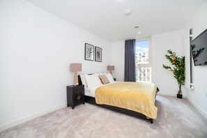 2 bedrooms, iron/ironing board, WiFi, bed sheets - Stylish, Modern 2 Bed/2Bath next to Canary Wharf and City Airport!! (London)