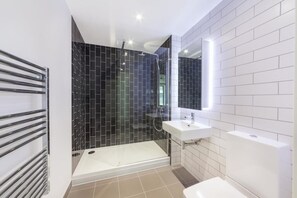 Combined shower/bathtub, hair dryer, towels, toilet paper - Stylish, Modern 2 Bed/2Bath next to Canary Wharf and City Airport!! (London)