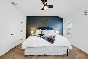 3 habitaciones, tabla de planchar con plancha y cuna de viaje