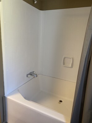 Ensemble douche/baignoire, sèche-cheveux, serviettes fournies, savon