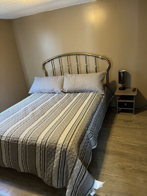 2 bedrooms, free WiFi, bed sheets - Great location, extremely clean ,half mile from trail heads. (Williamson)