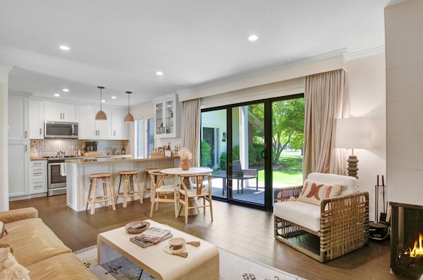 Smart TV, chimenea, estéreo