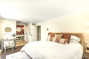 1 多间卧室、办公桌、熨斗/熨衣板、旅行婴儿床