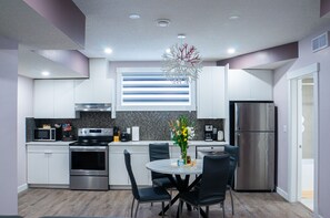 Fridge, microwave, oven, stovetop - New Stylish 2 bdrm suite-10min to Airport/Self check-in/Free Wifi/Free parking (Beaumont)