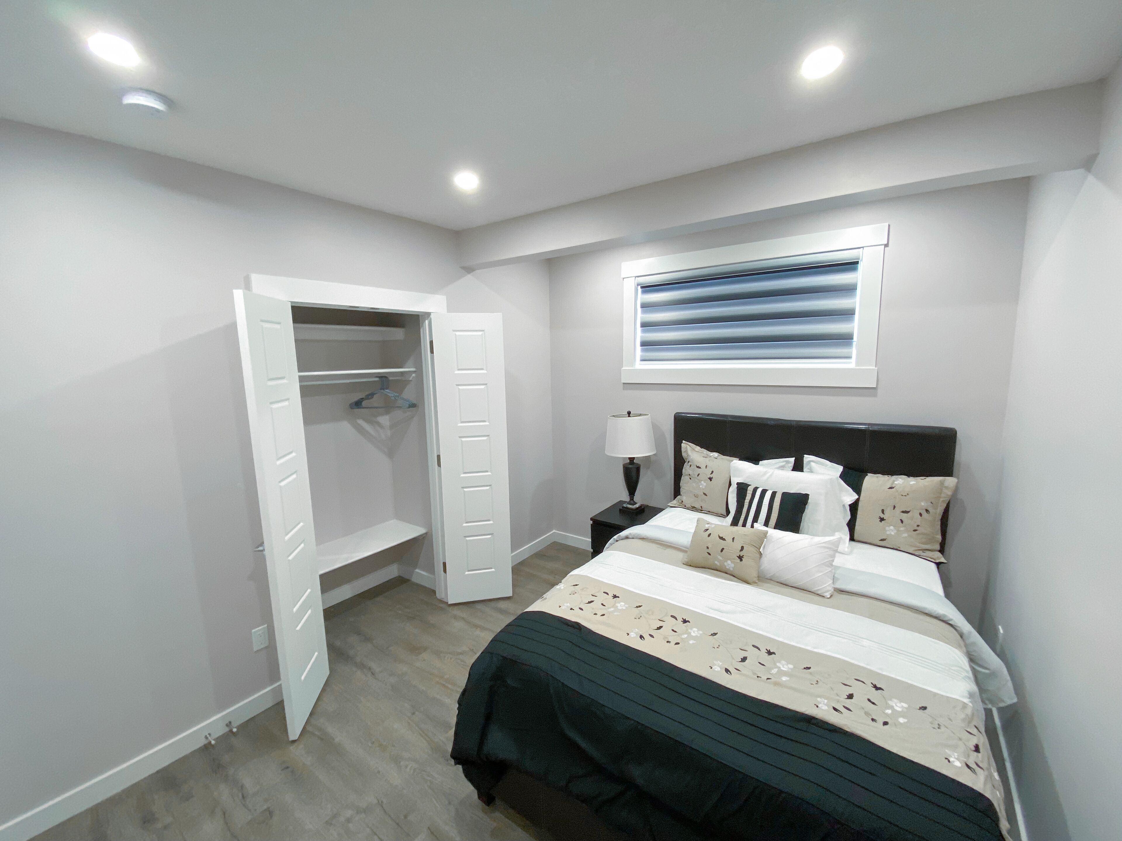 New Stylish 2 bdrm suite-10min to Airport/Self check-in/Free Wifi/Free parking