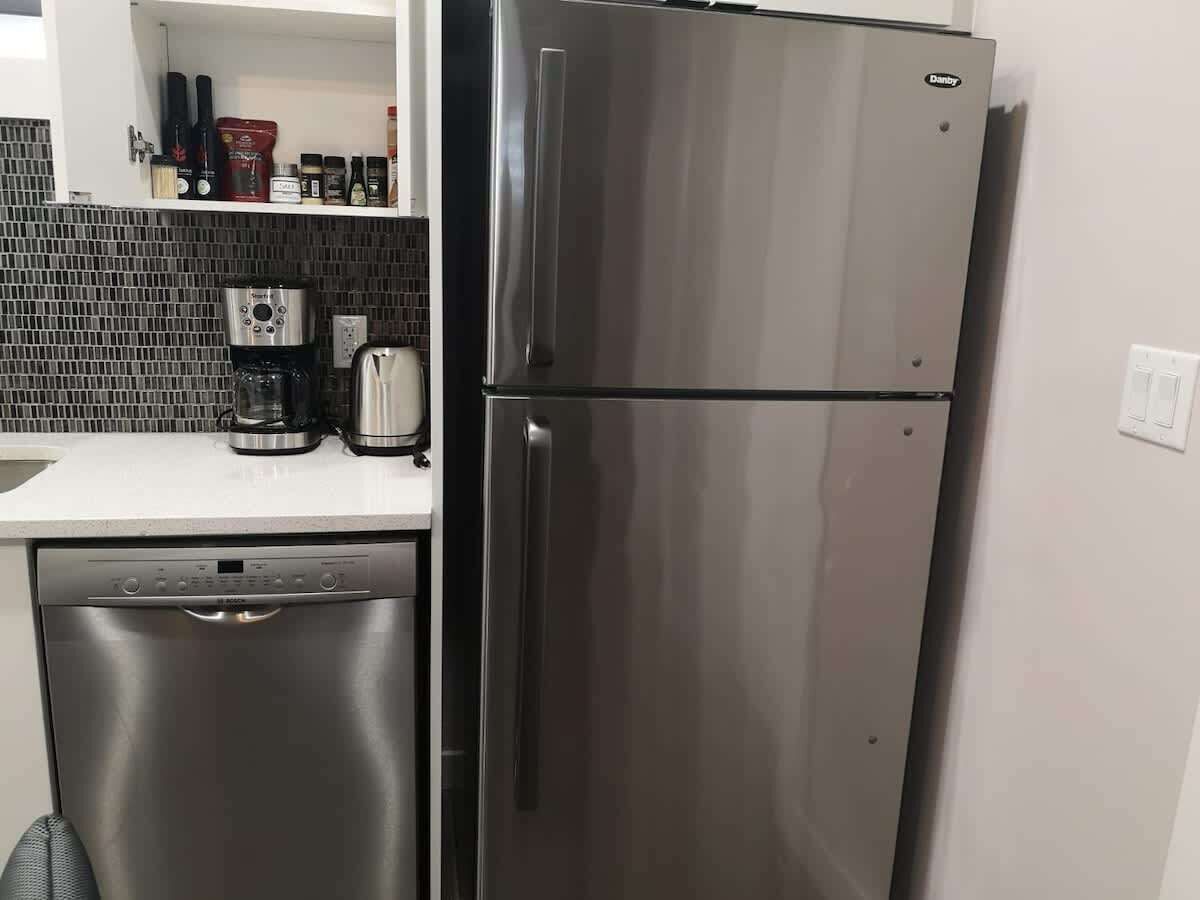 Refrigerador, microondas, placa de cocina, lavavajillas