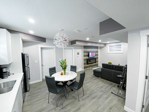 New Stylish 2 bdrm suite-10min to Airport/Self check-in/Free Wifi/Free parking