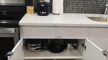 Réfrigérateur, micro-ondes, plaque de cuisson, lave-vaisselle