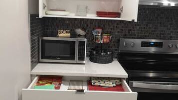 Fridge, microwave, stovetop, dishwasher