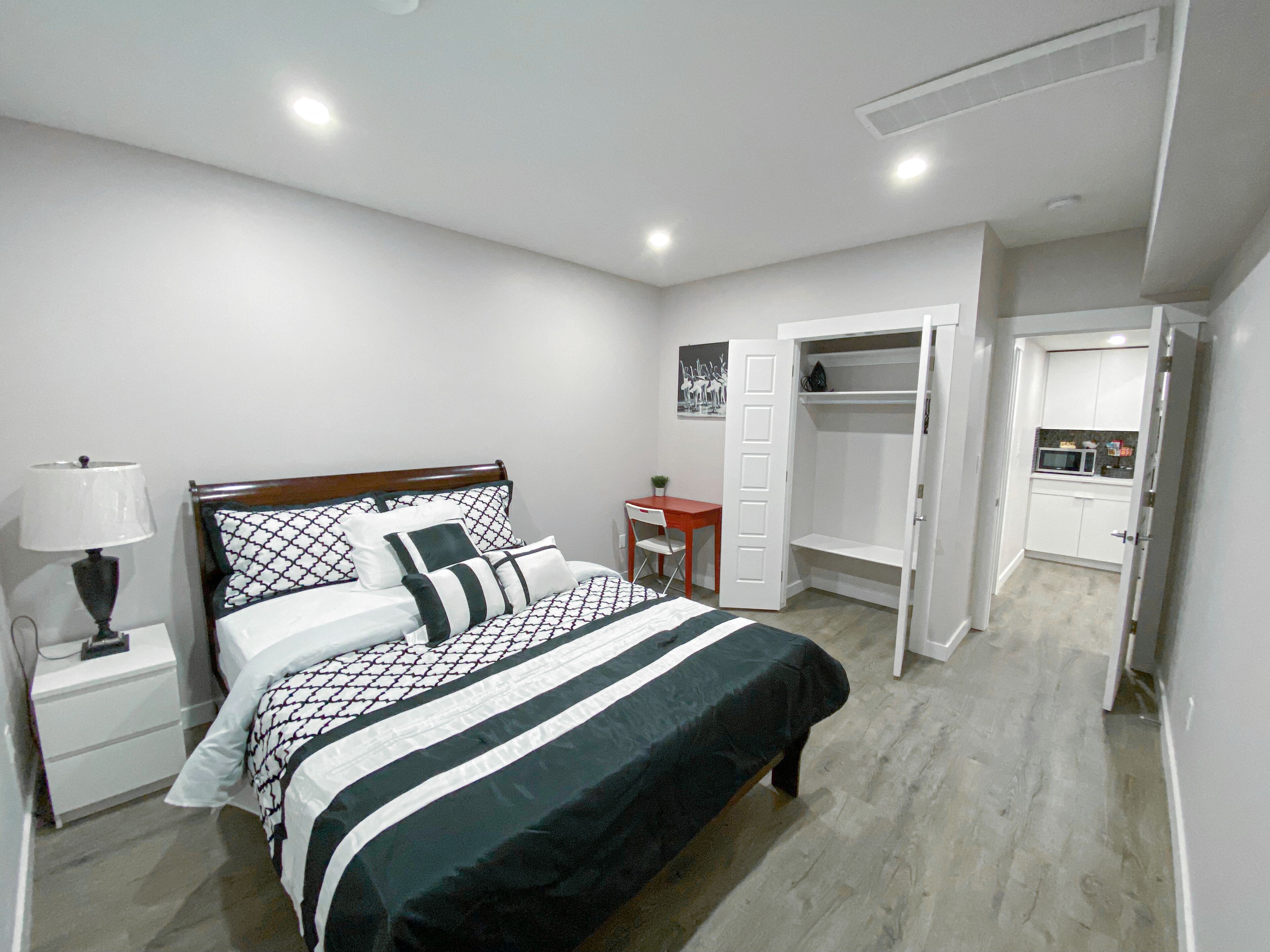 New Stylish 2 bdrm suite-10min to Airport/Self check-in/Free Wifi/Free parking