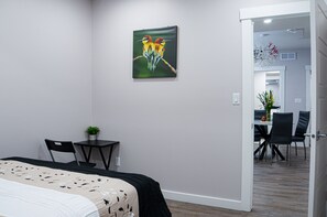2 habitaciones, caja de seguridad en la habitación y escritorio 