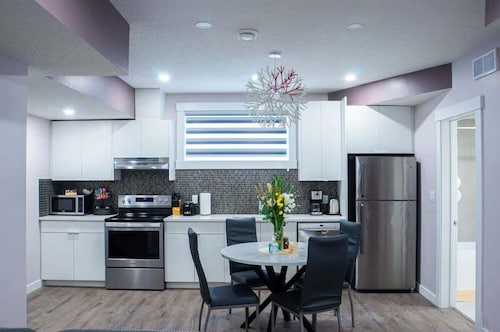 New stylish & homely 2 bdrm suite-10min to Airport