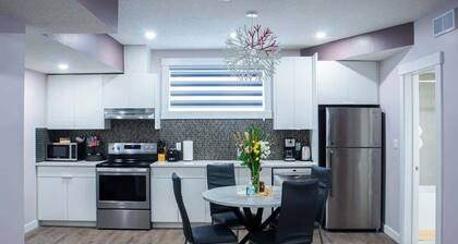 New stylish & homely 2 bdrm suite-10min to Airport