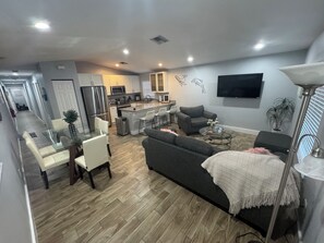 Smart TV - GORGEOUS LAKE WORTH BEACH HOUSE BY DOWNTOWN, BEACHES AND GOLF COURSE (Lake Worth)