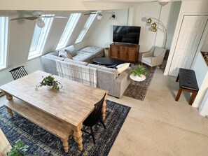 Smart TV, fireplace, DVD player - Serene Leatherbark 4 BR condo, mins walk to slopes (Snowshoe)