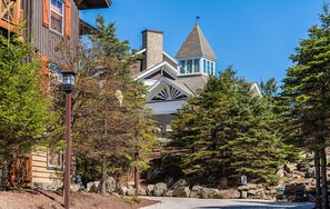 Exterior - Serene Leatherbark 4 BR condo, mins walk to slopes (Snowshoe)